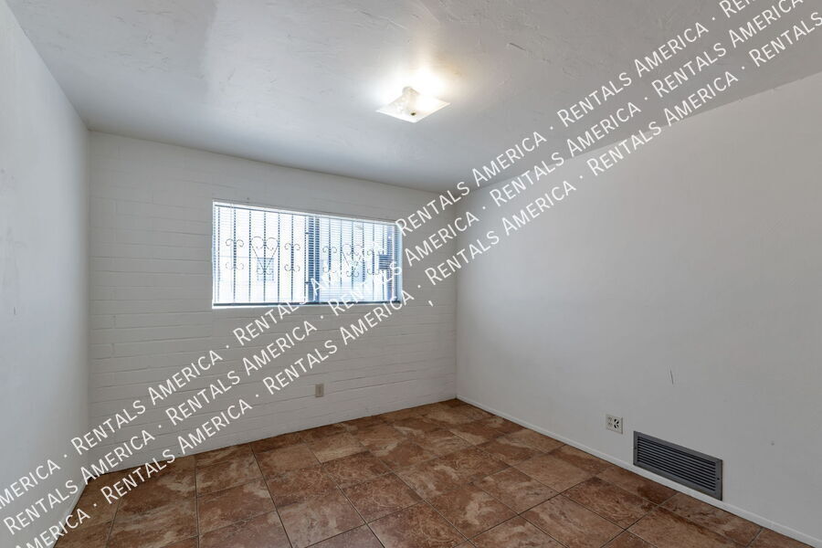 Building Photo - 947 N Alvernon Way