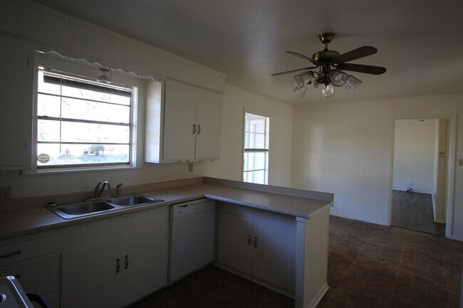 Building Photo - 605 W Hill St