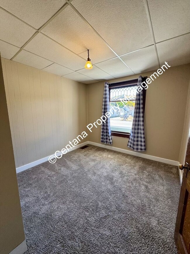 Building Photo - Huge 3 bedroom house with 2 bonus rooms an...