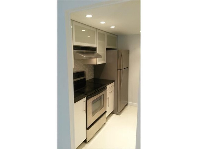 Building Photo - 9948 Twin Lakes Dr