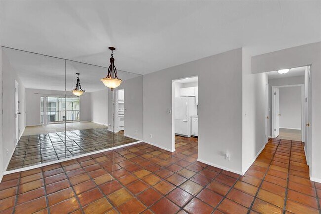 Building Photo - 6295 Bay Club Dr