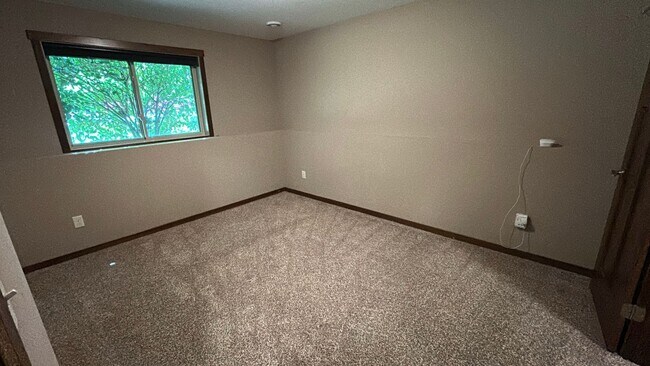 Building Photo - Beautiful and Spacious 4 Bedroom 3 Bath Av...
