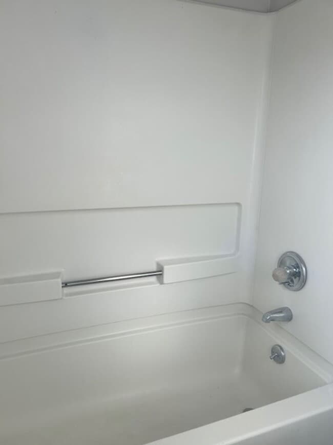 Building Photo - Available 3 bedroom/ 2 bathroom Home!