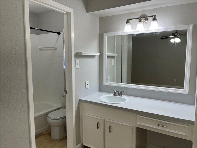 Building Photo - 2402 Fawnwood Ln