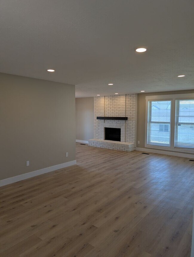Building Photo - July FREE! Renovated 5-Bed Home + Optional...