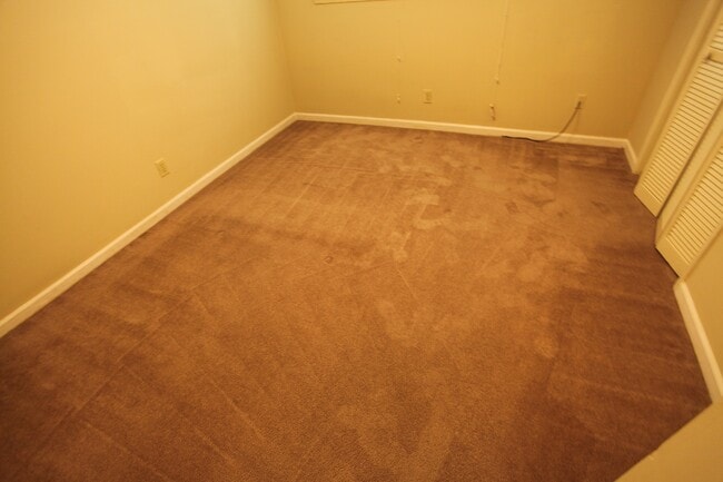 Building Photo - Hampton Duplex Available August