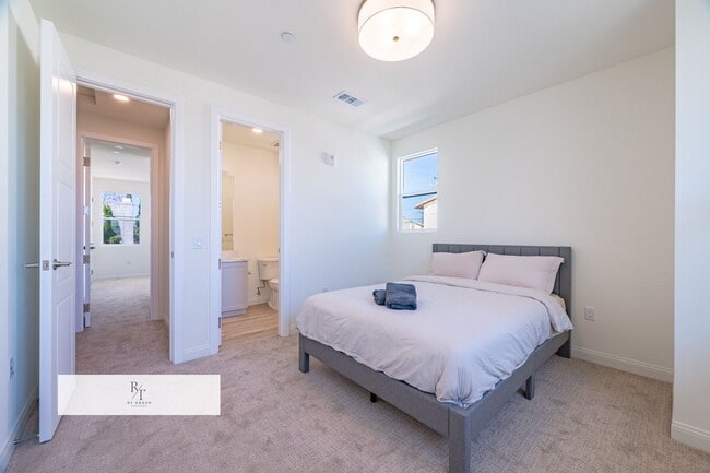 Building Photo - Whitmore Villa.