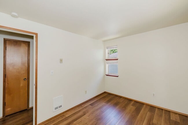 Building Photo - Desireable End Unit, Bremerton Triplex - A...