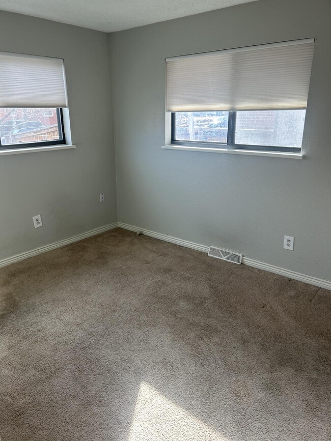 Building Photo - Available NOW! Cosy duplex in Potter Highlands!