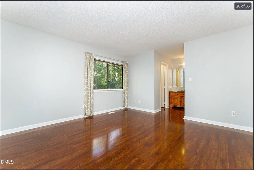 Building Photo - Room in Townhome on Sandy Creek Dr