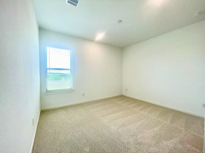 Building Photo - 15603 Valerian Trl