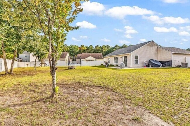 Building Photo - Charming 3BR/2BA Home on Expansive Lot in ...