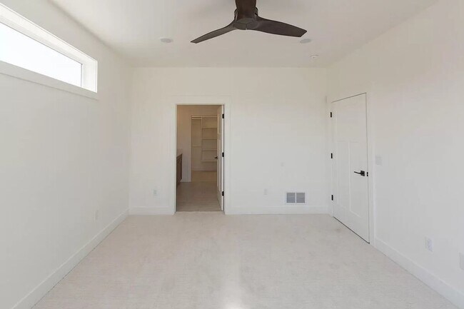 Building Photo - Luxury Townhome in Quiet Neighborhood