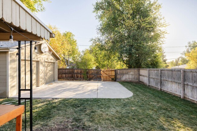 Building Photo - Barnum 3BD, 2BA Home with Fenced Back Yard...