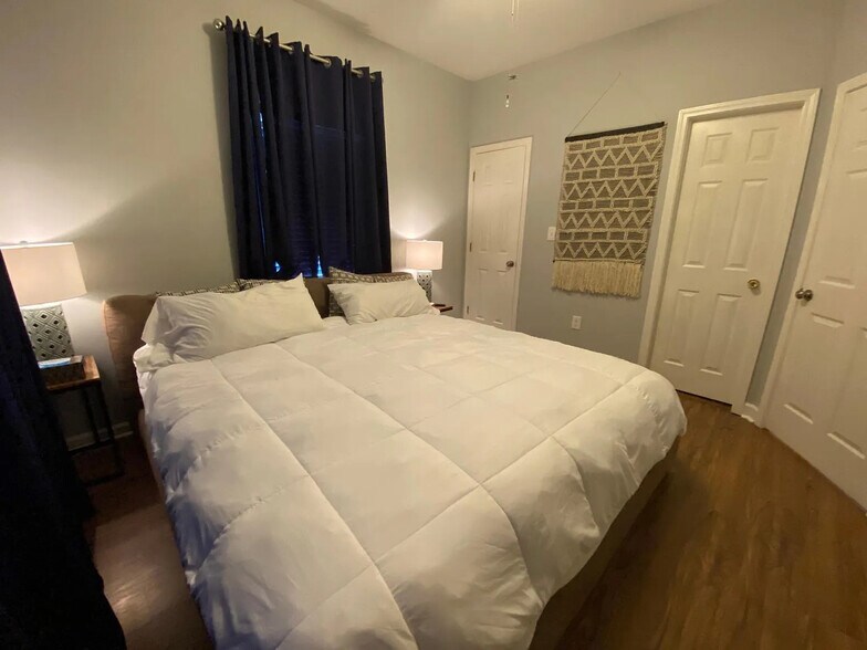 Building Photo - Room in Duplex on Jones Ave NW