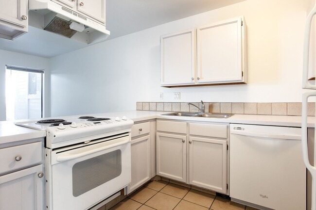 Building Photo - 2 Bedroom Fireside Condo- Minutes away from Park City Mountain