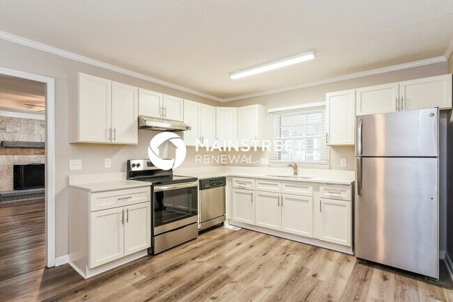 Building Photo - 4 Bedroom Pet-Friendly Home in Greensboro, NC with Main Street Renewal