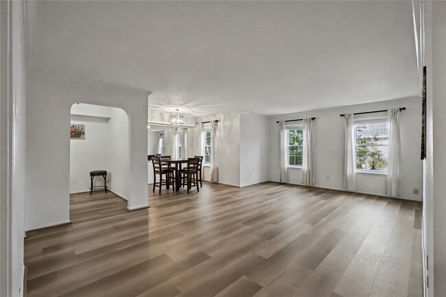 Building Photo - 357 N Post Oak Ln