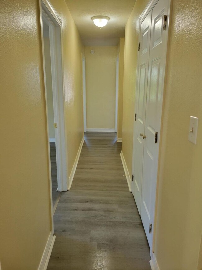 Building Photo - NOVEMBER SPECIAL!!!!!4 bedroom 2 bathroom ...