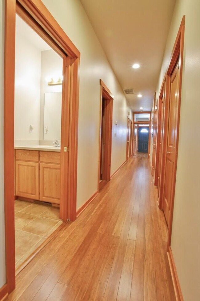Building Photo - Country Home on Acreage and Pet Friendly!