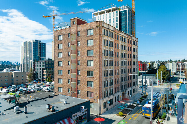 Building Photo - University Manor