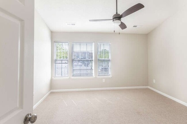 Building Photo - Updated Townhouse