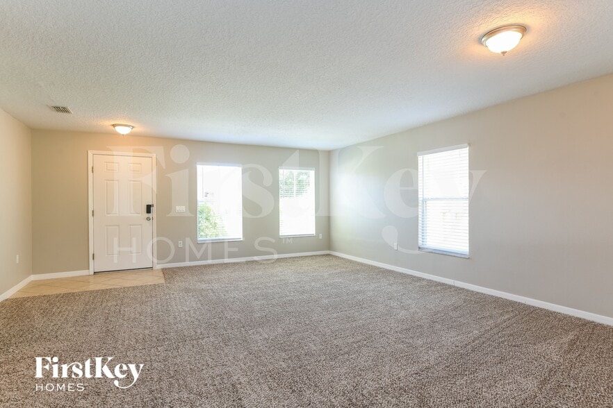 Building Photo - 300 Aster Dr