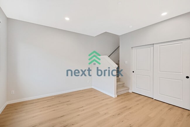 Building Photo - 3 BED & 2.5 BATH TOWNHOUSE FOR RENT