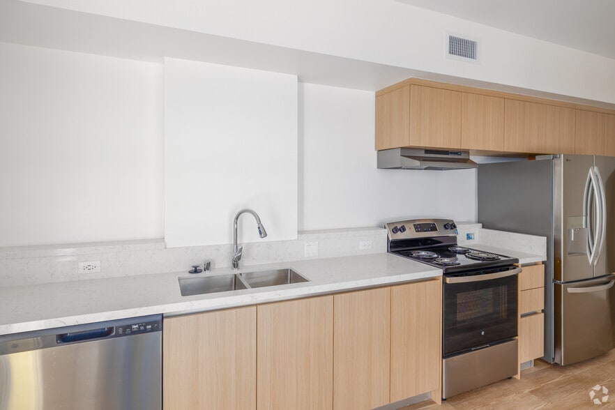 3BR, 2BA - 1,290SF - Kitchen - Woodlake Apartments