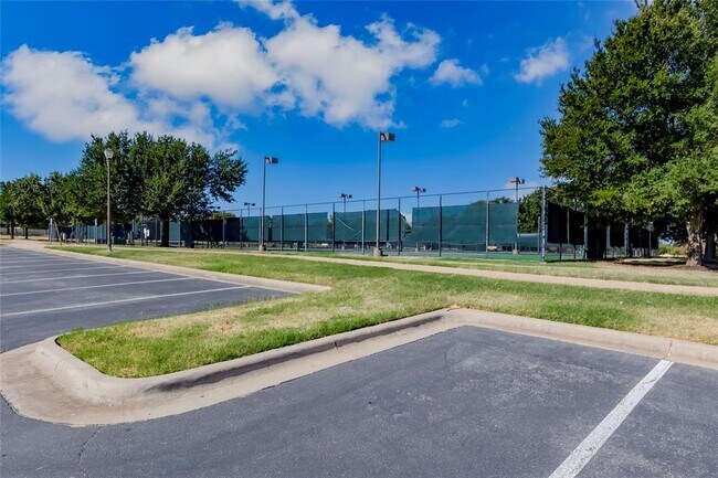 Building Photo - 15617 Pumpkin Ridge Dr