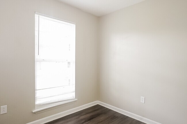 Building Photo - Beautiful 3 Bedroom Brick Ranch Home