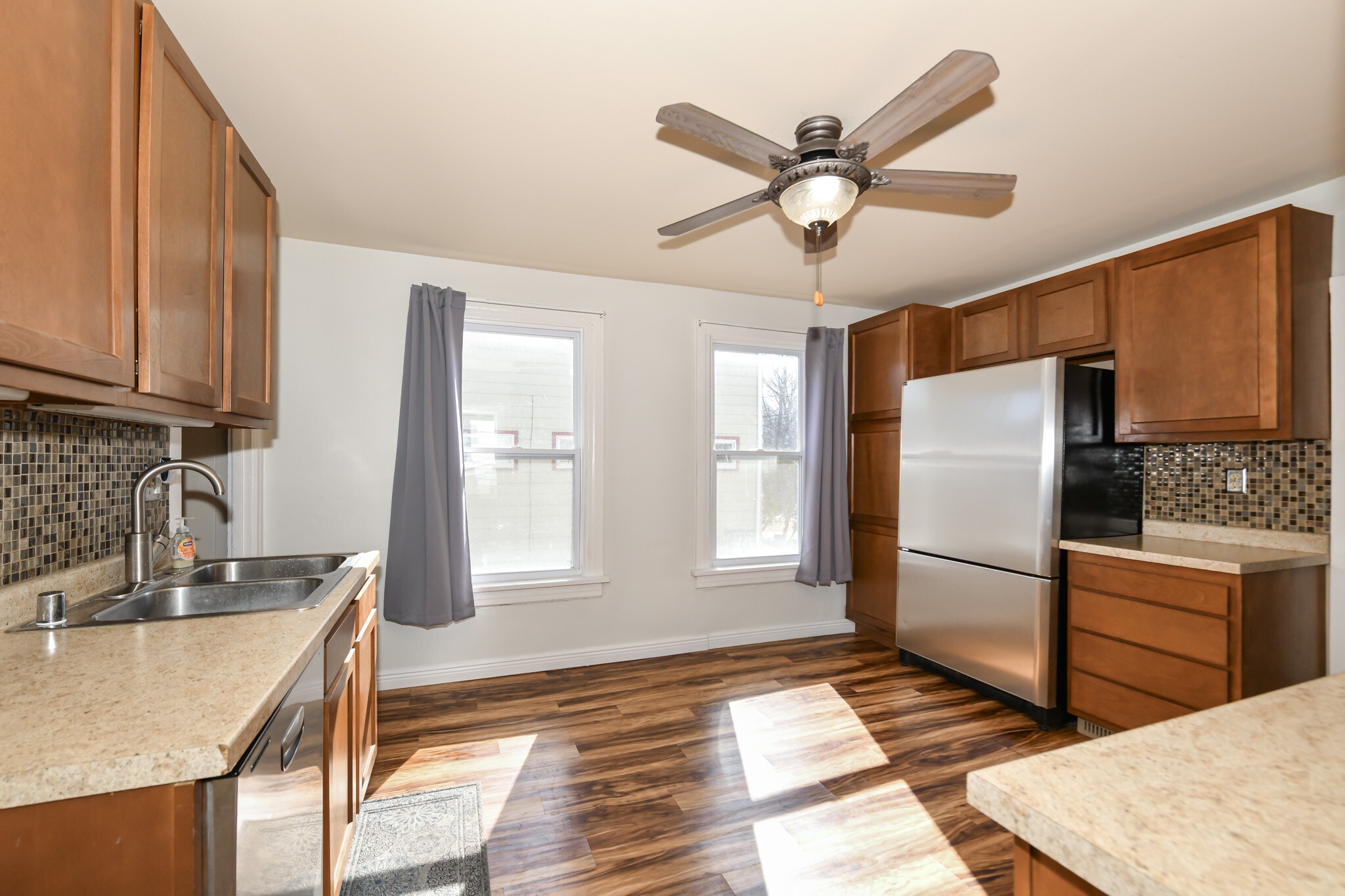 Building Photo - 422 S 89th St