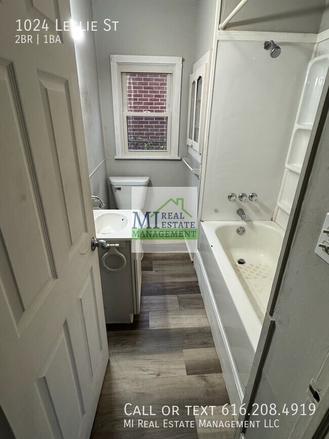 Building Photo - 1024 Leslie St