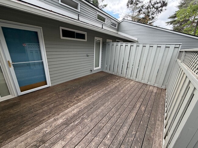 Building Photo - Charming Condo Located in the Highly Desirable Mountain Park Neighborhood of Lake Oswego.