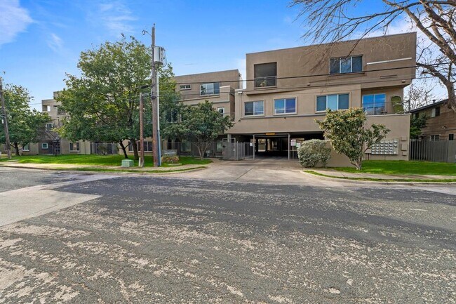 Building Photo - 503 Swanee Dr