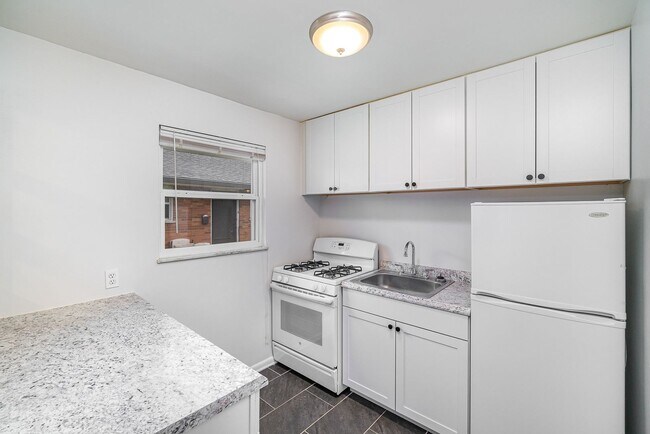 Building Photo - 7204 Longfield Dr