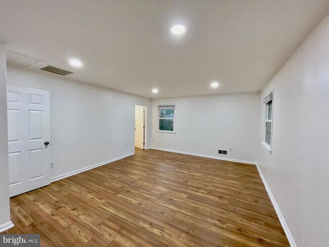 Building Photo - 1402 Mullins St