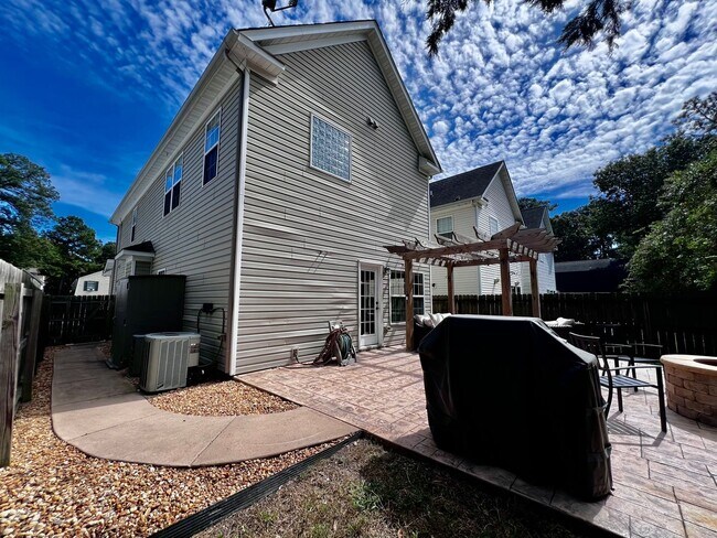 Building Photo - Charming Home Near Town Center VB with Lar...