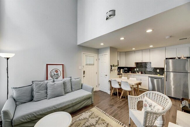 Building Photo - 935 La Posada Dr