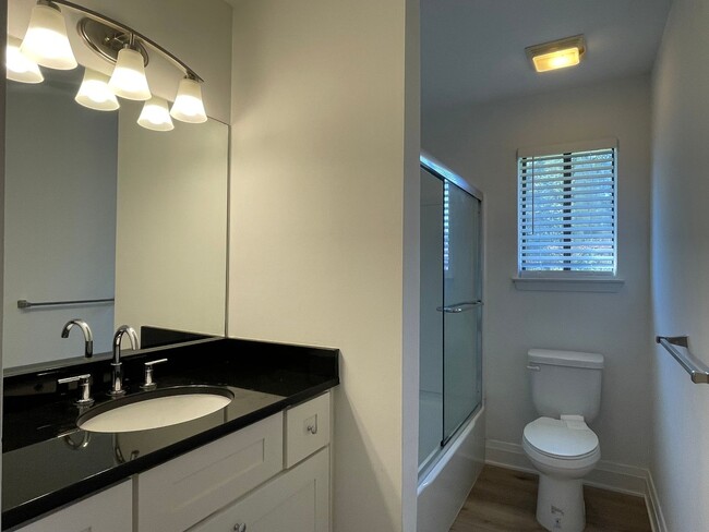 Building Photo - 2-Bedroom Duplex with full basement, 1-Car...