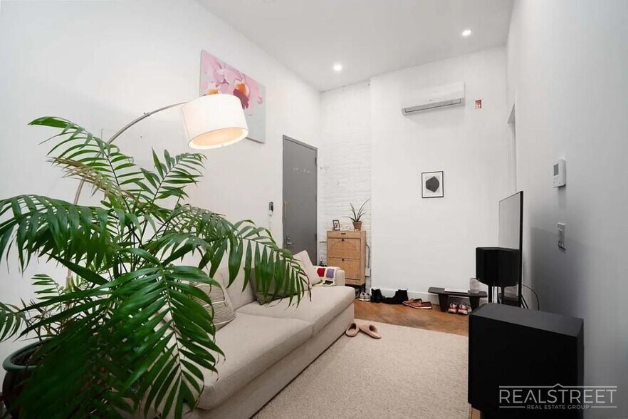 Building Photo - Prime Williamsburg 3-Bedroom with Private Backyard + Laundry in Building