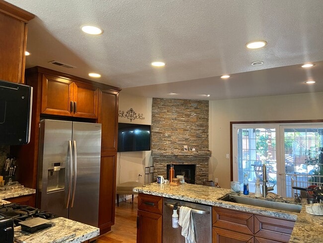 Building Photo - Lovely 3 Bedroom, 2.5 Bath Town Home in Encinitas Summerhill Community!