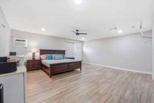 Building Photo - 2051 Shadow Rock Dr