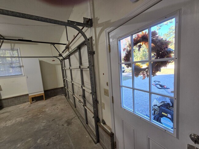 Building Photo - Beautiful 3 bedroom, 2 bath house with one car garage, located on Cummins Creek