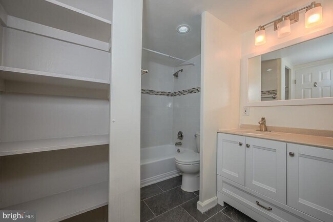 Building Photo - 922 24th St NW