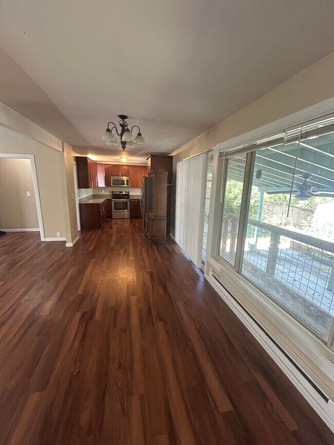 Building Photo - 3 Bed, 2 bath Rambler Home w/utilities included in Skyway, $3,135/mo.
