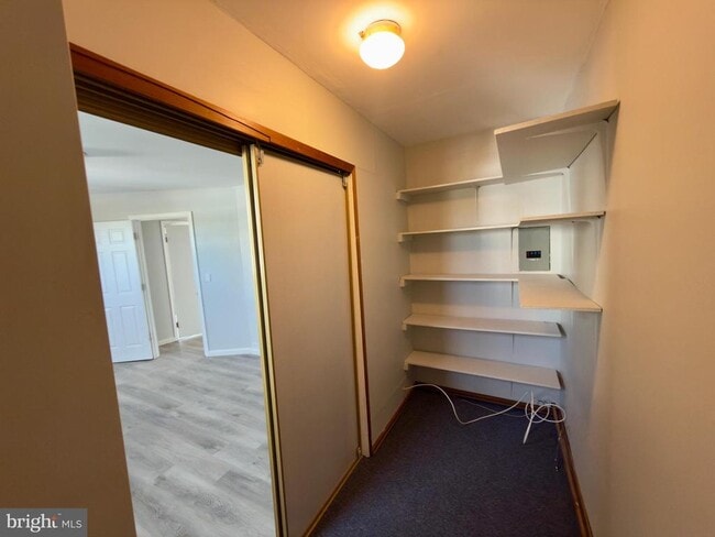 Building Photo - 422 W 6th Ave