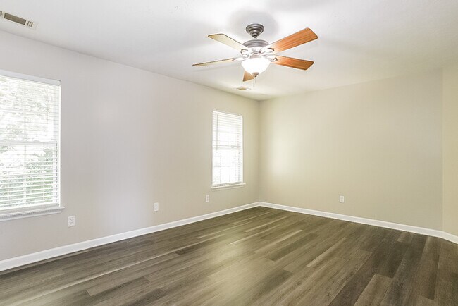 Building Photo - Spacious Five-Bedroom Home