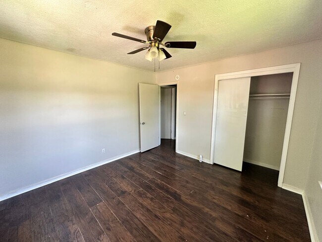Building Photo - 3 Bed, 1 Bath Home with 2-Car Garage – Gre...