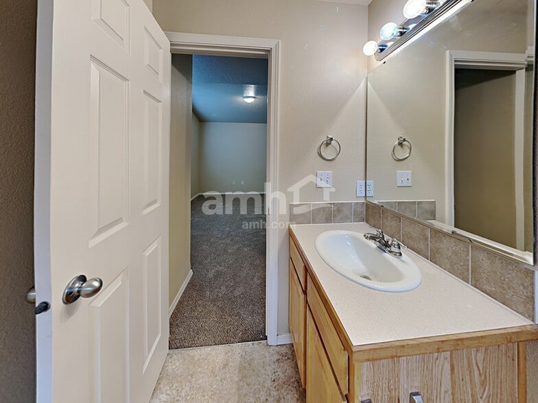 Building Photo - 6360 S White Cliff Ave